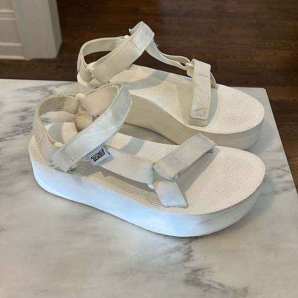 Teva White Platform Sandals 8 - Picture 1 of 5